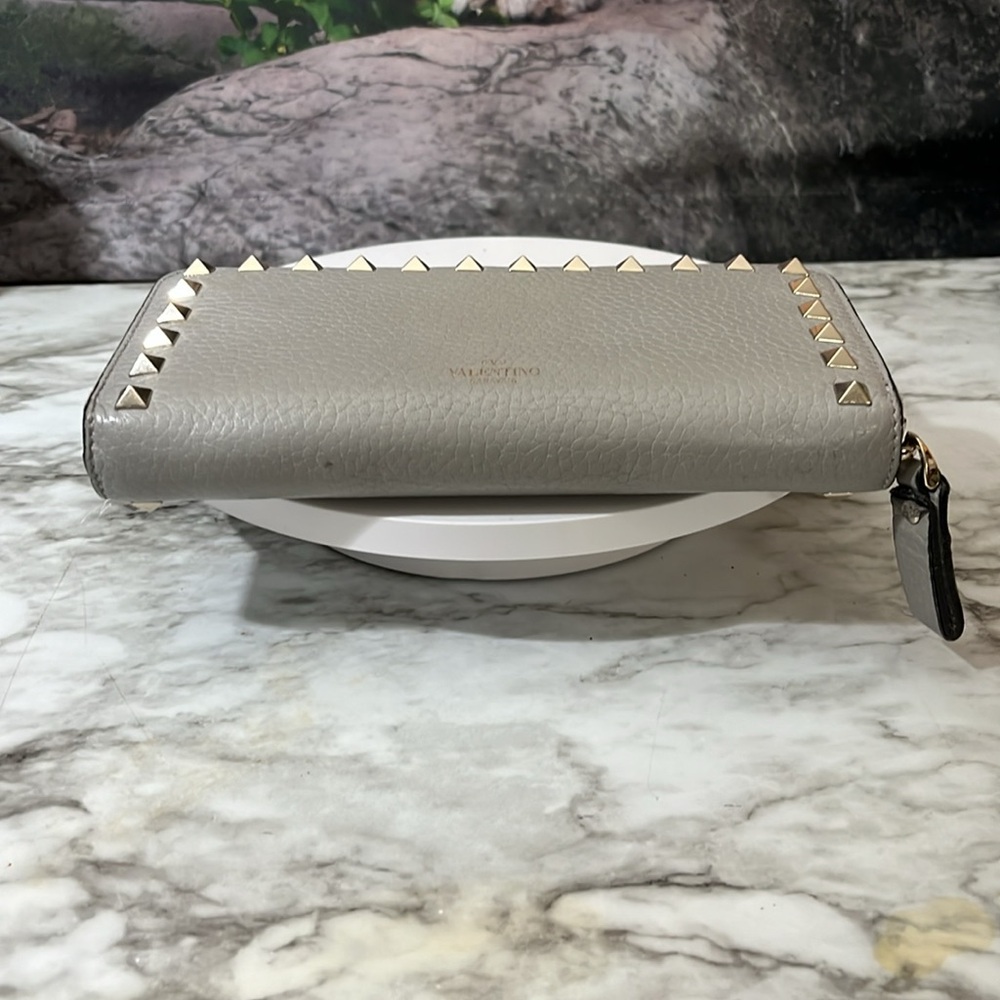 VALENTINO GARAVANI ZIP LONG WALLET WITH SILVER STUDS. - Picture 7 of 17